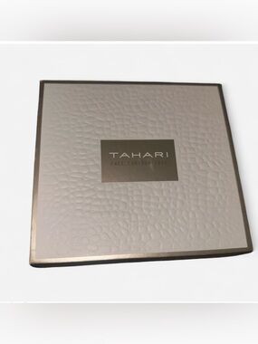 Tahari Lip Contour Trio Compact